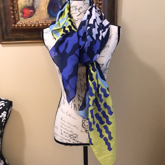 DVF Silk Vibrant mixed colors 48” x 52” Luxurious abstract scarf - Picture 2 of 12